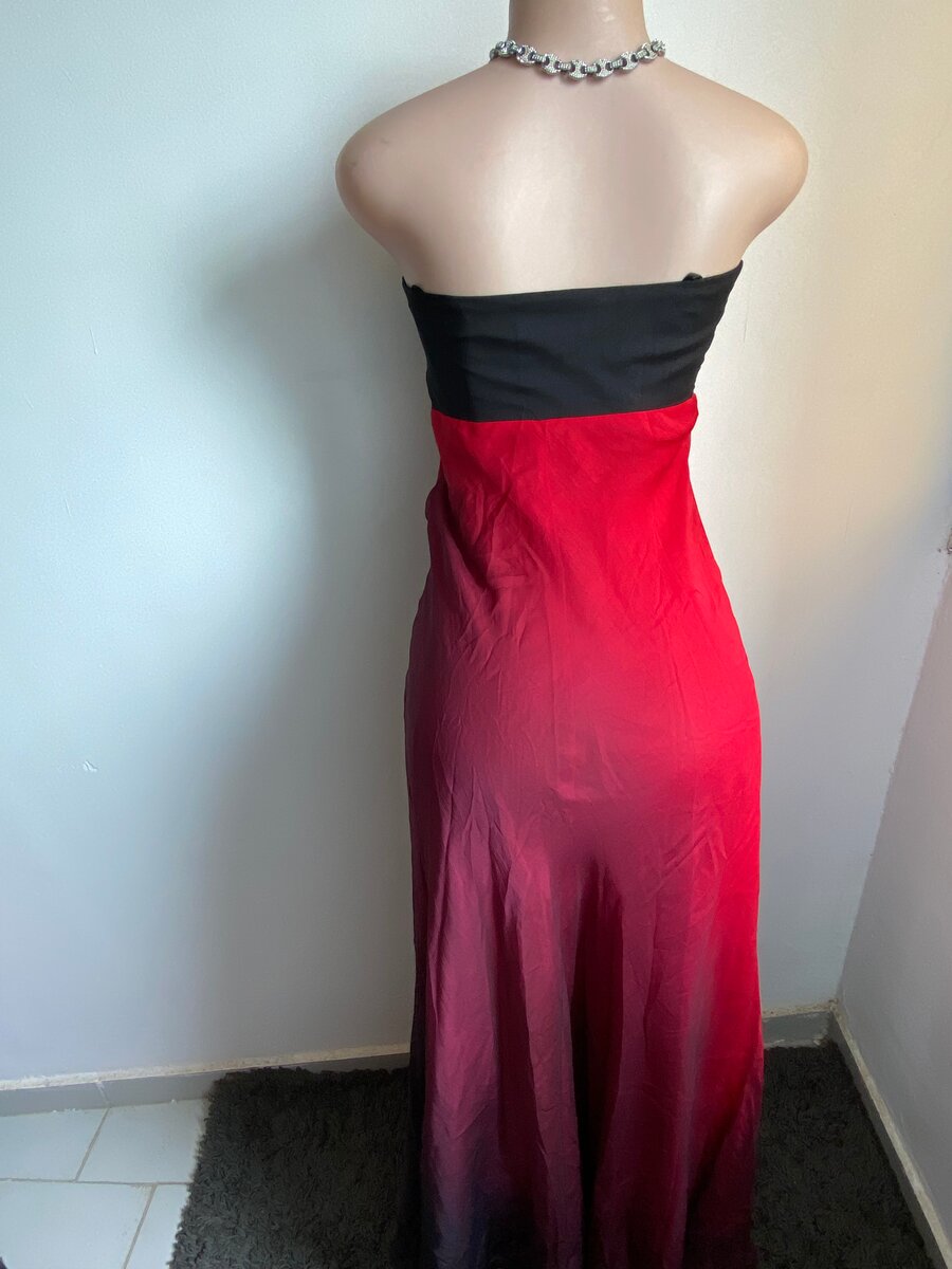 Sleeveless party starter gown