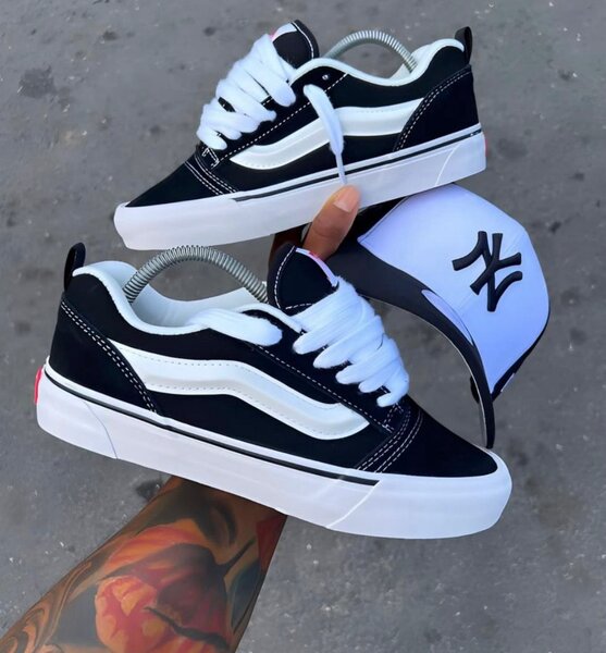 Chaussures de skate noires blanches