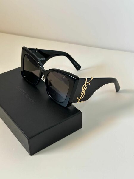Lunettes de soleil carrées noires