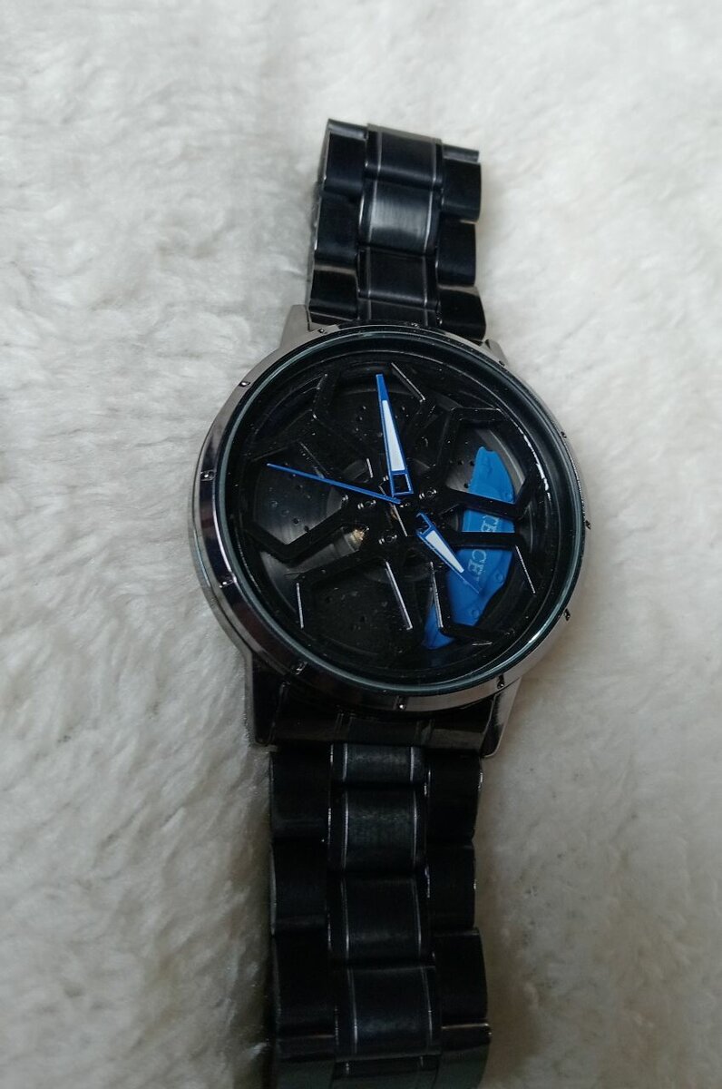 Car lovers watch