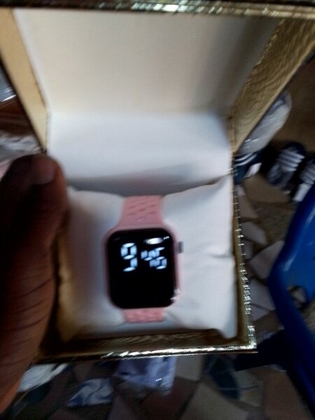 Montre led tactile numérique avec fonds d'écran d'affichage