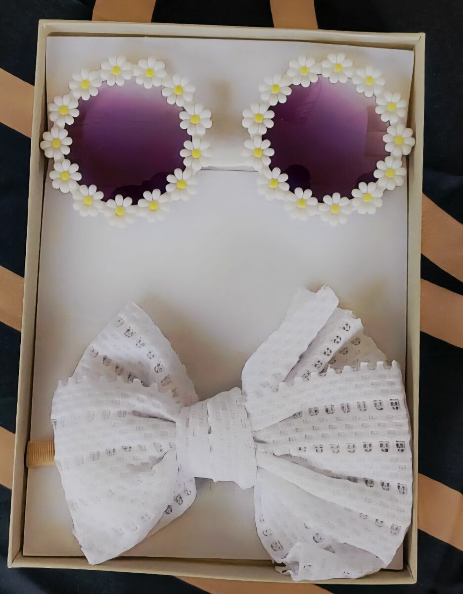 Lunettes de soleil et nœud fleuris