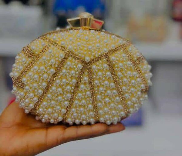 Clutch soirée perles luxe