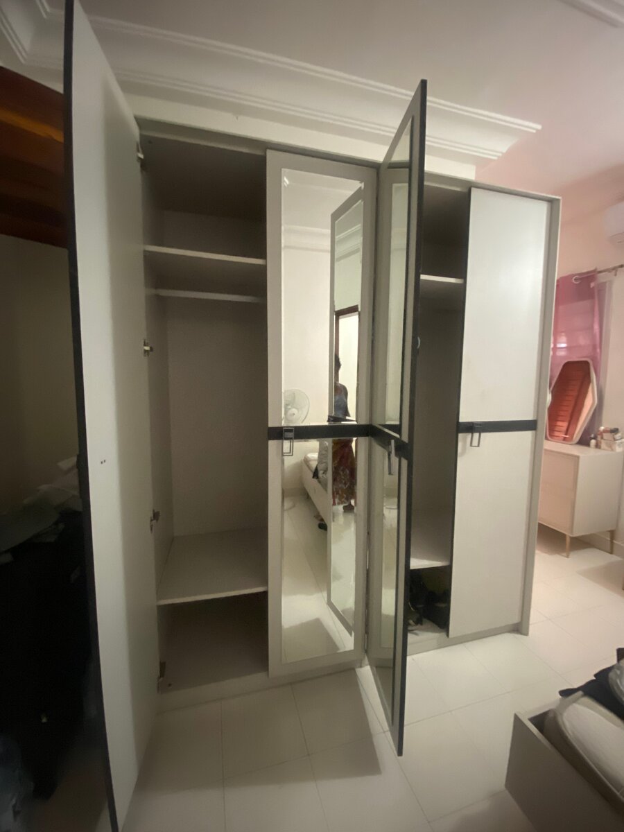 Armoire moderne à portes miroir