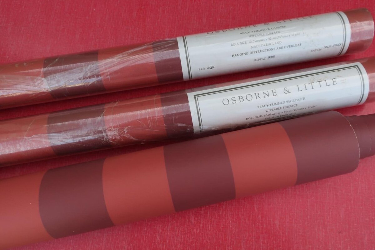 Papier peint rayé rouge élégant