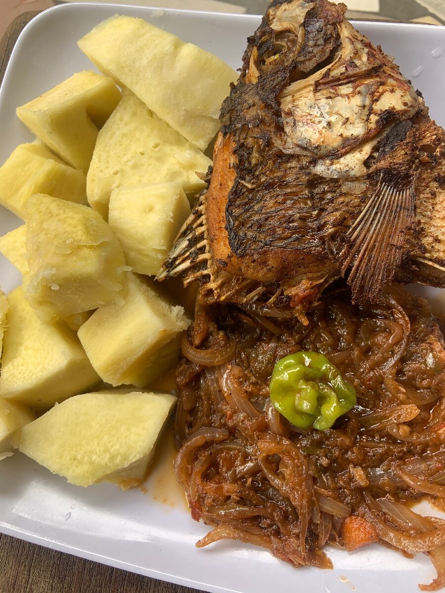 Tilapia grillée avec igname