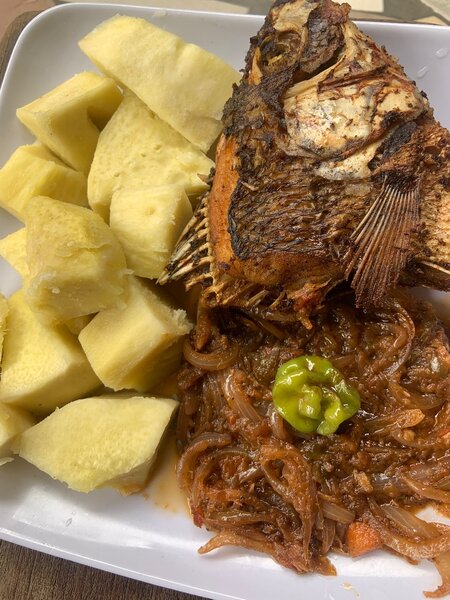 Tilapia grillée avec igname