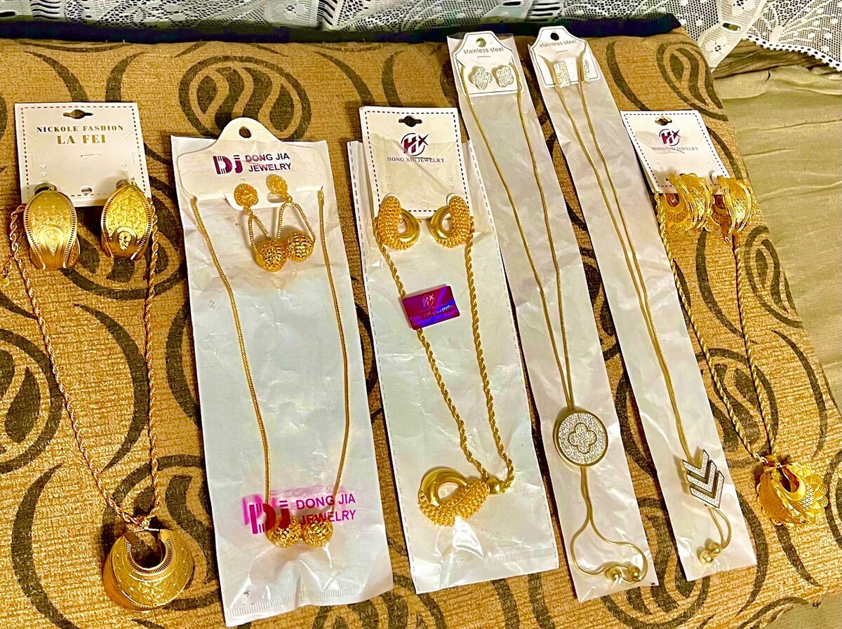 Parure bijoux dorée élégante