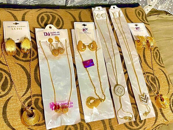 Parure bijoux dorée élégante