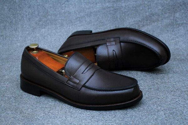 Paire de souliers 100 % cuir véritable