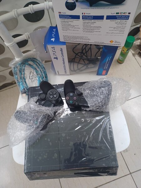 Ps4+2manettes 3 jeux 1TB