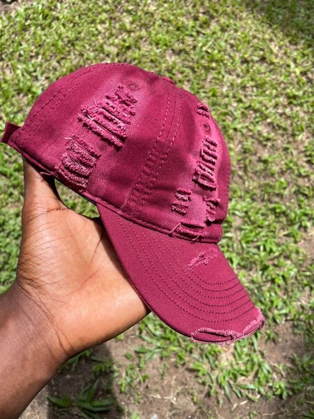 Casquette rouge déchirée stylée