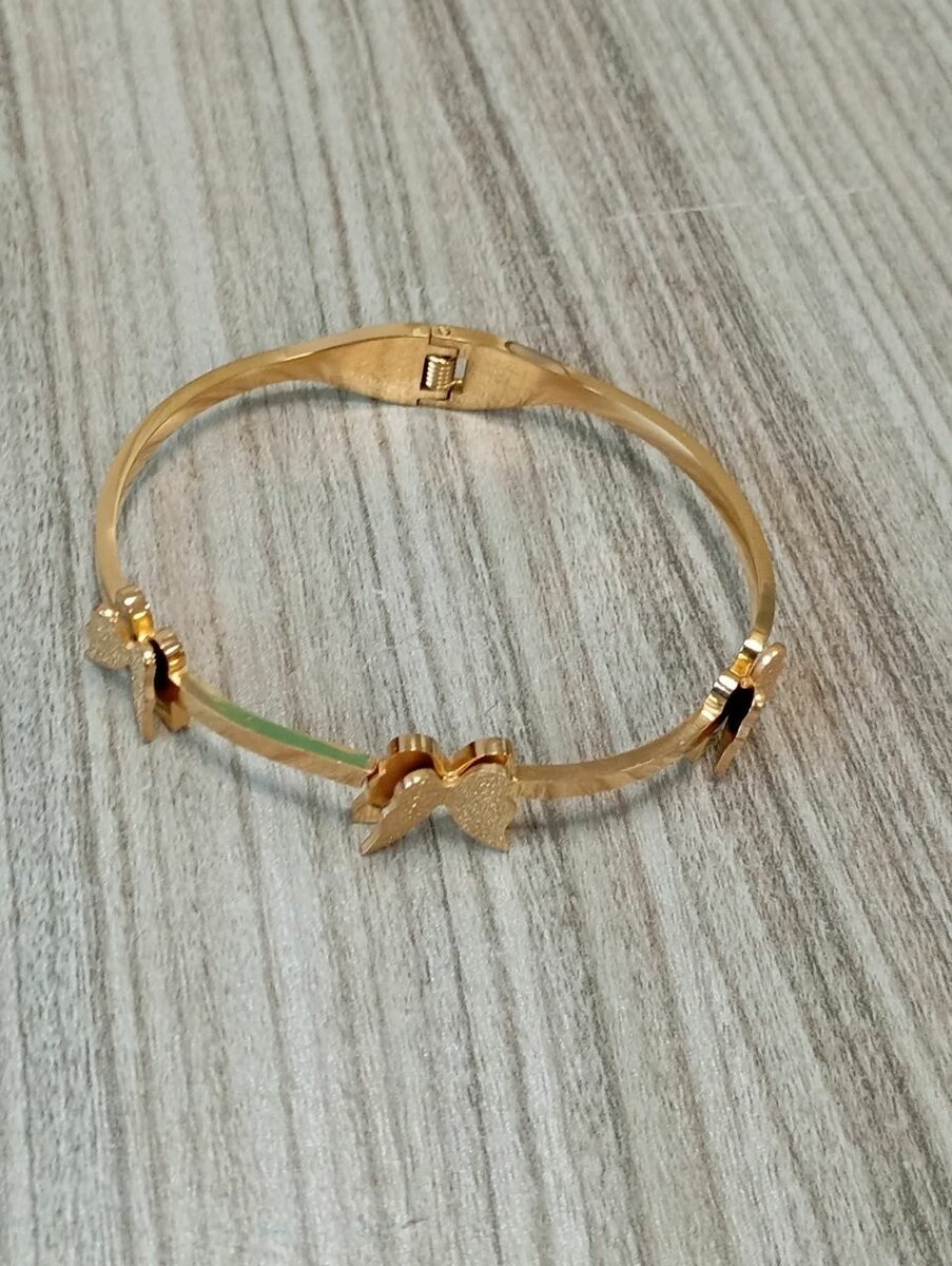 Bracelet doré avec papillons