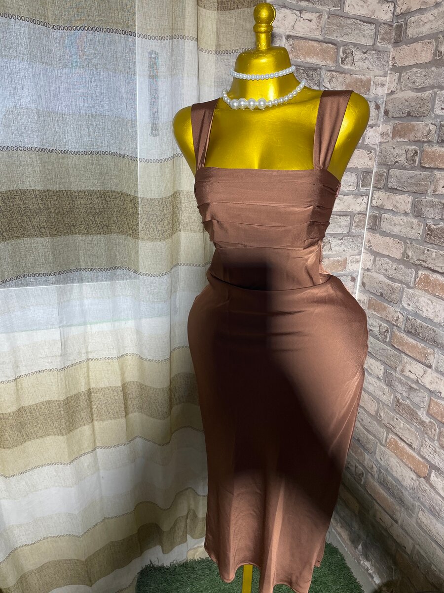 Robe fourreau élégante satinée