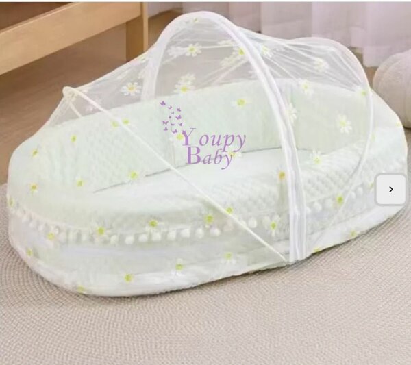 Lit bébé avec moustiquaire