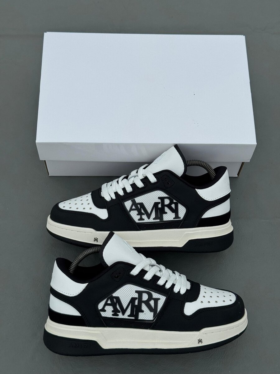Sneakers noires et blanches élégantes