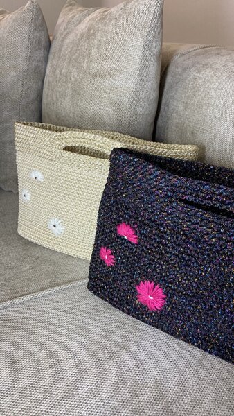 sac au crochet avec des fleurs
