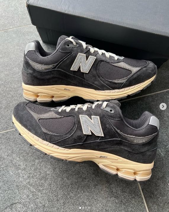 Кроссовки NB 2002R серый,кремовый