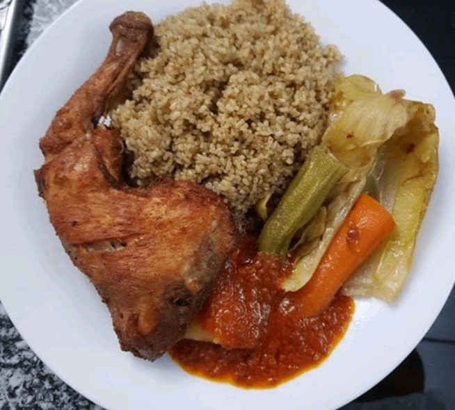 Plat de riz avec poulet rôti