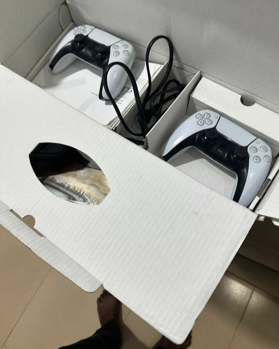 PS5 Standard [ Disc Version 825GB Storage]