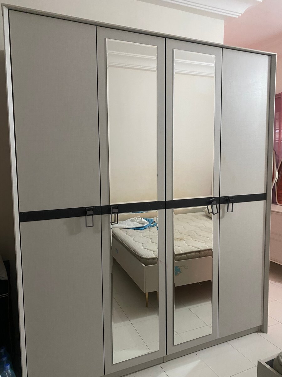 Armoire moderne à portes miroir