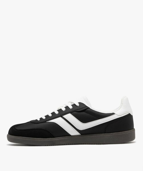 Baskets noires et blanches tendance