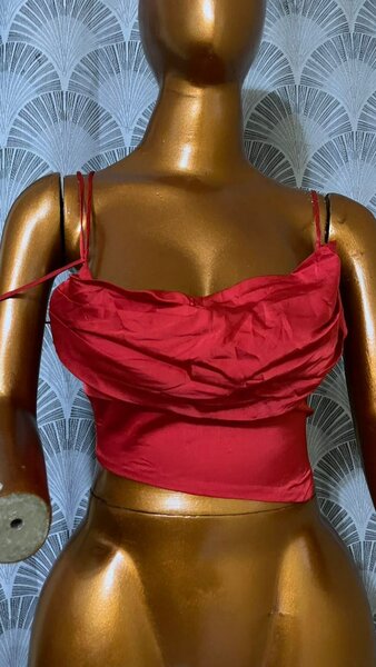 Top rouge élégant femme