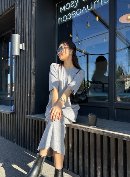 платье серое 