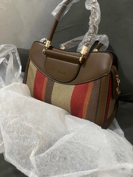 Sac à main en cuir rayé