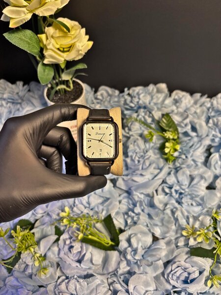 Montre carrée élégante en cuir