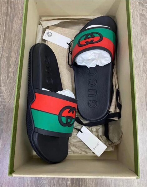 Sandales à rayures tendance