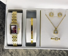 Комплект с наручными часами для женщин