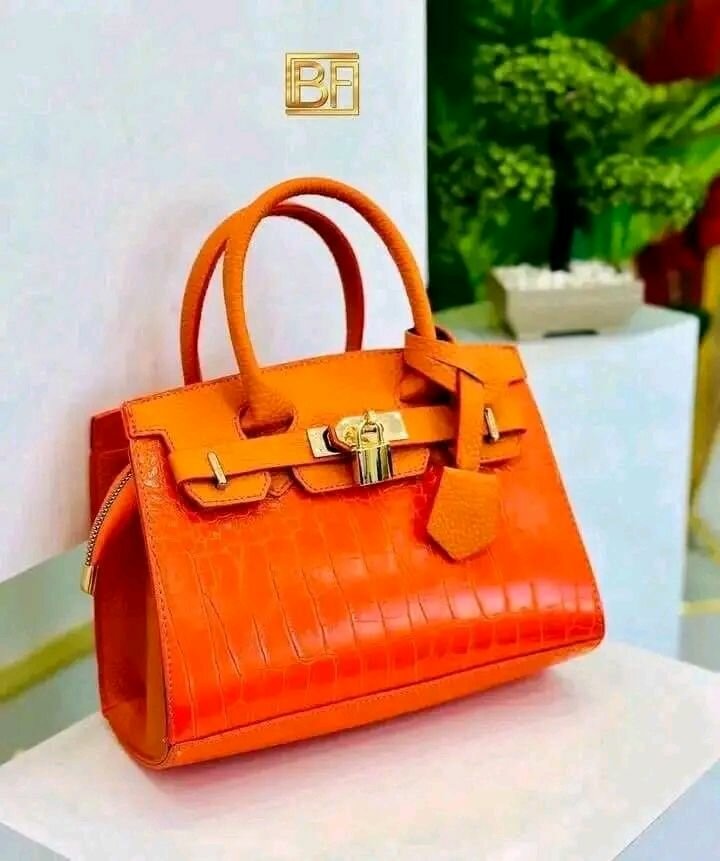 Sac à main en cuir orange élégant