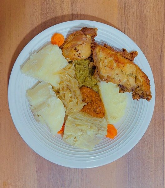 Poulet et igname bouillie