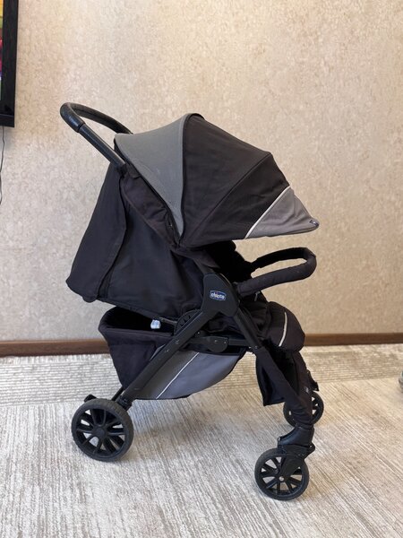 Продаю коляску Chicco Kwik One