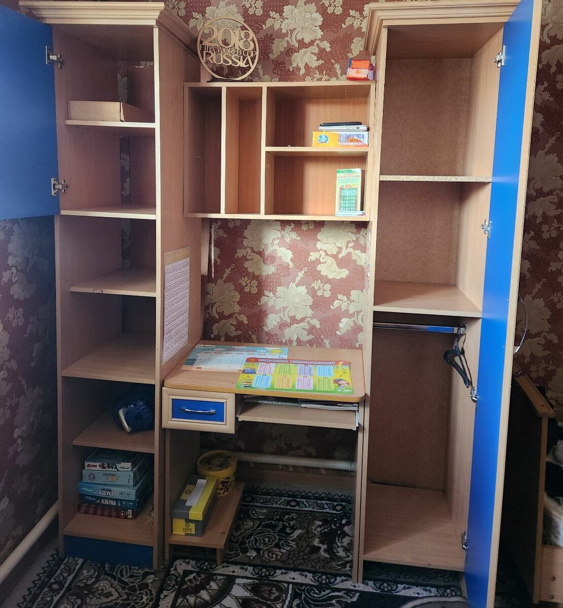 Кровать, школьный столик.