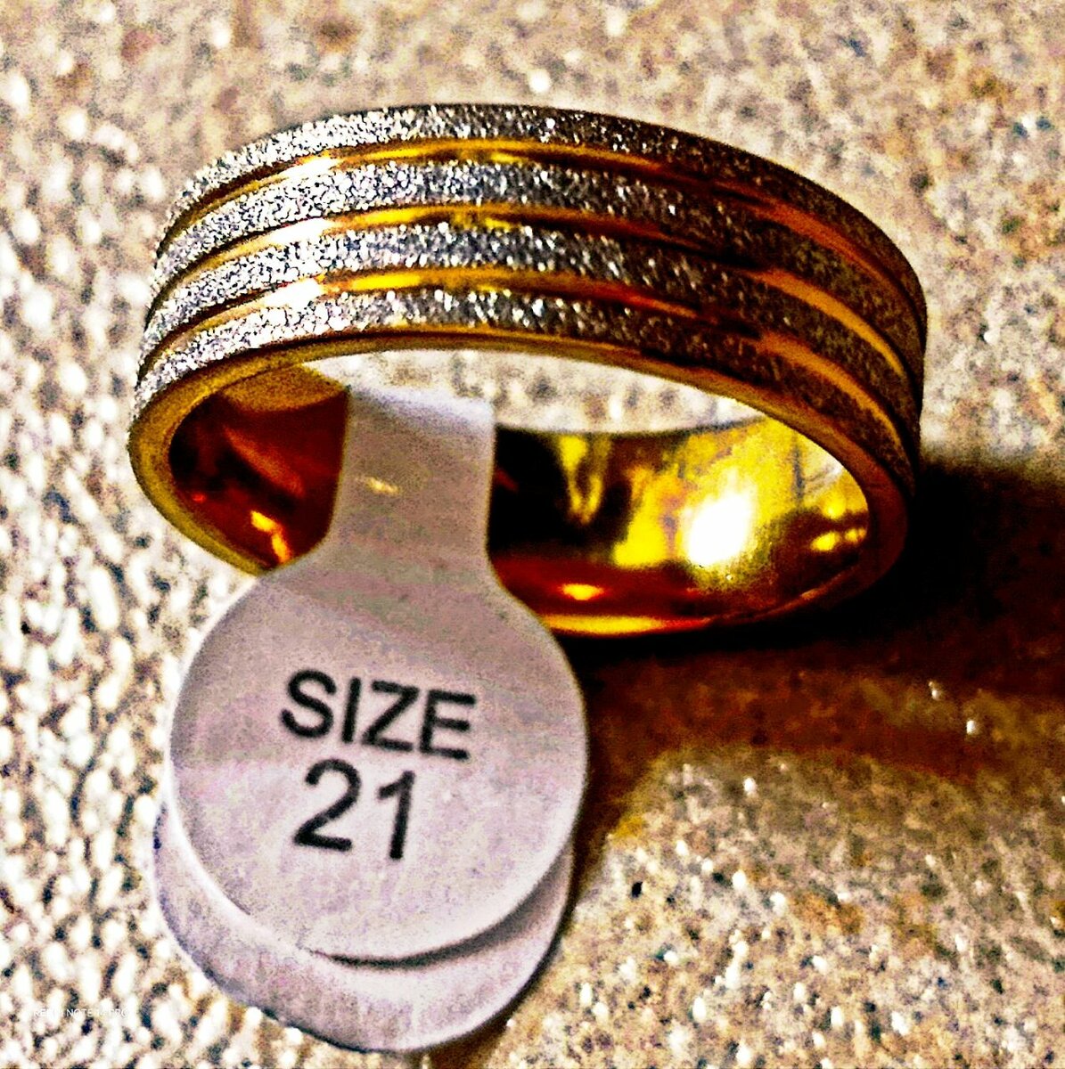 Bague en or élégante striée