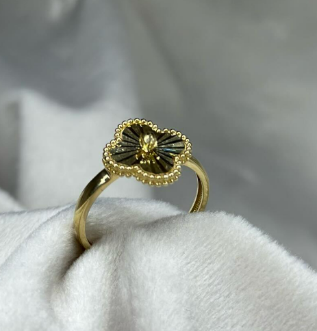 Элегантность гладкого золота, сочетания мерцающих фактур – среди колец Van Cleef & Arpels можно найти украшения на все случаи жизни✨🥰