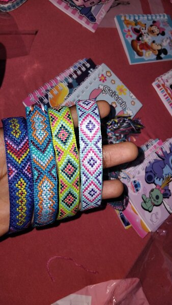 Bracelets colorés tissés à la main