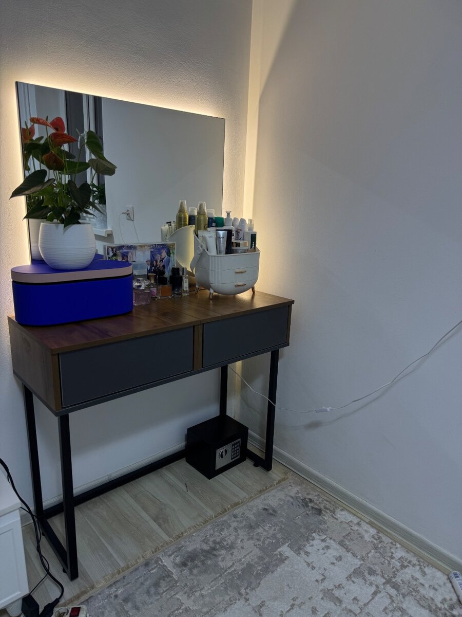 Туалетный столик с подсветкой