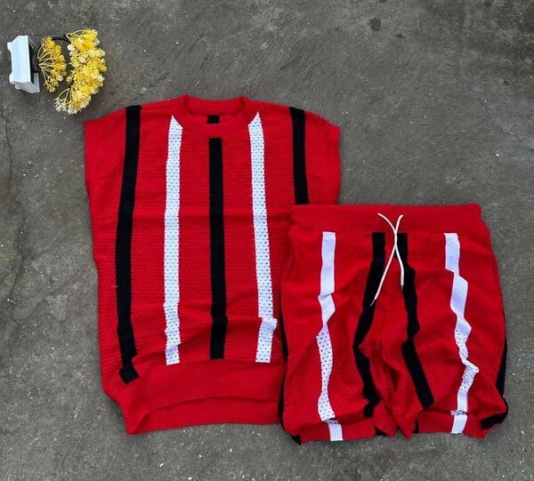 Ensemble sportif rouge rayé