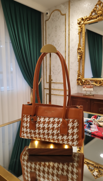 Sac à main élégant en cuir marron et motif houndstooth