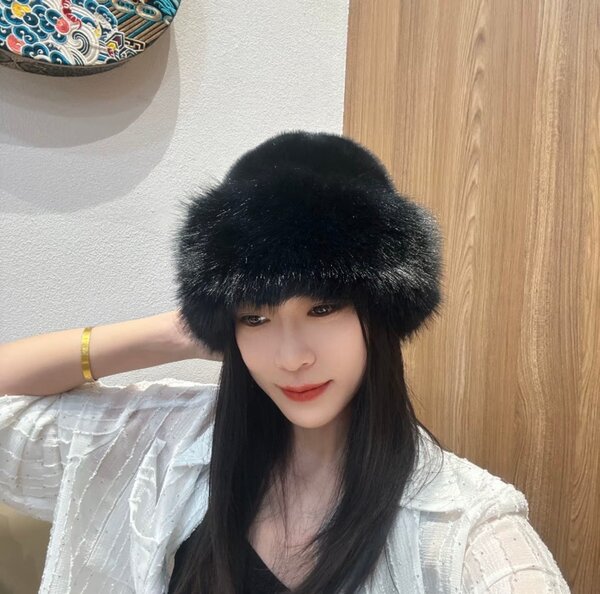 Chapeau en fourrure noir élégant