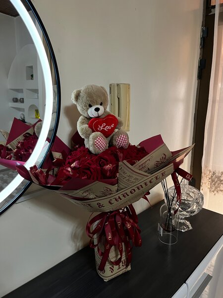 Bouquet de roses et ours en peluche