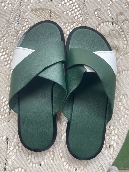 Sandales vertes en cuir