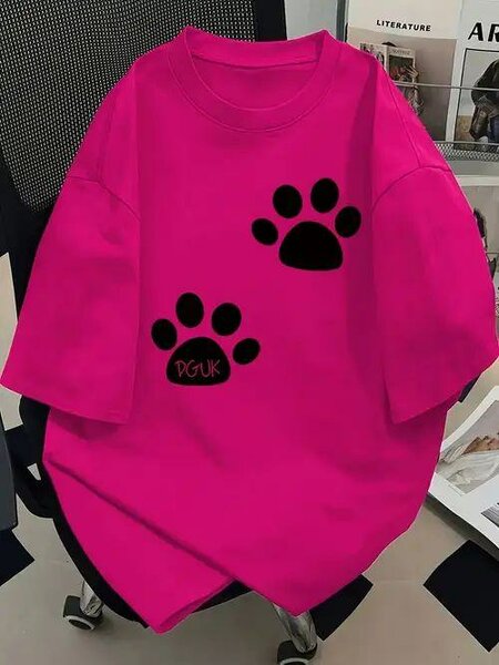 T-shirt rose avec empreintes de patte noires