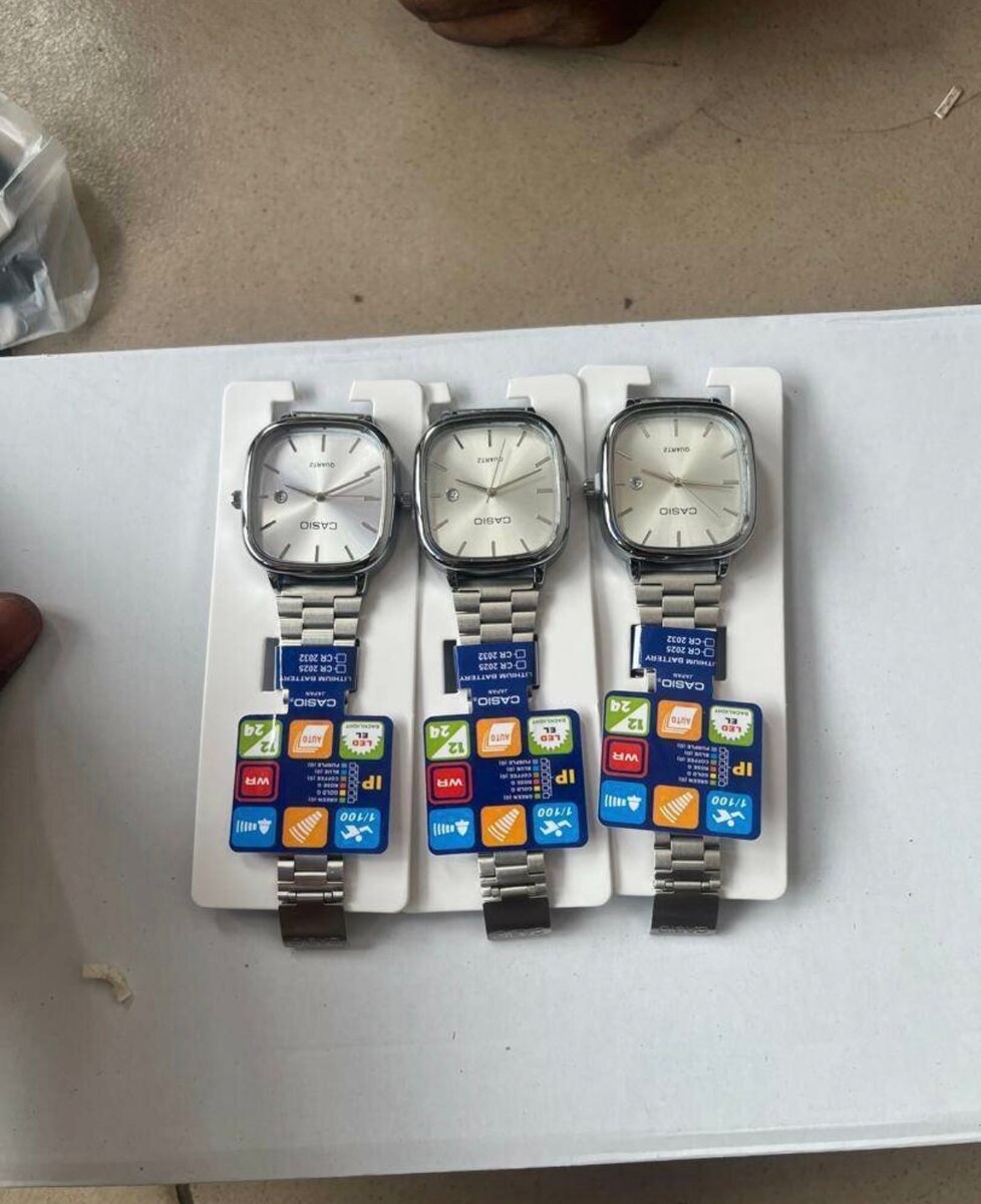 Montres élégantes en métal doré