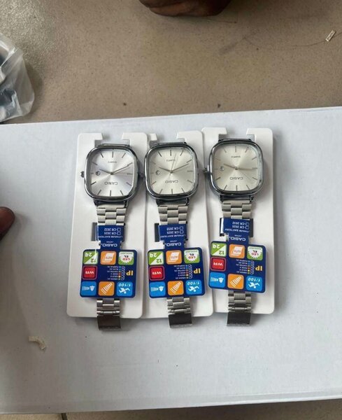 Montres élégantes en métal doré