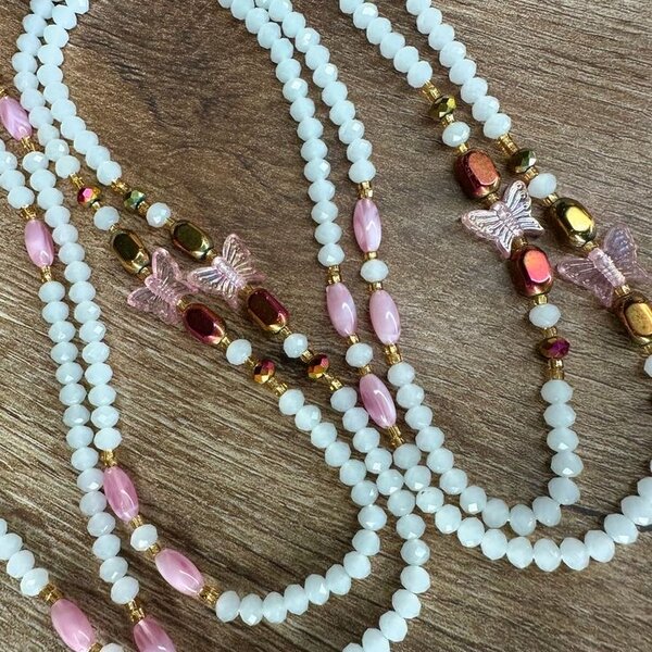 Collier en perles blanches et papillon rose