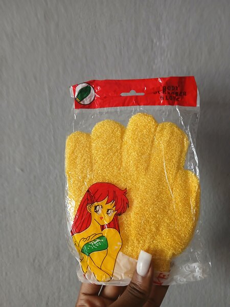 Gants exfoliants colorés pour le corps